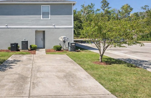 Westside House | 3BR Near NAS JAX- Monthly Stays- Welcome Quiet Work-Ready w/Parking