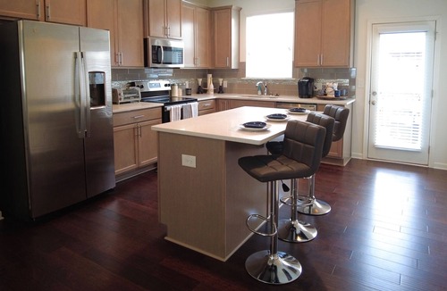 Atlanta House | 4 bed/3 story Blue Magic Oasis - 13 mins from Six Flags!!