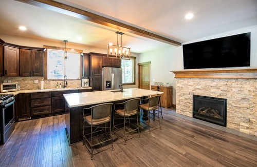 Snoqualmie Pass House | 4-bedroom House in Stunning Snoqualmie Pass Neighborhood with Full Amenities