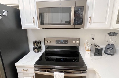 Summerville House | 4 Bedrooms 4 Bathrooms 2 Laundry Rooms - Brick Cottage