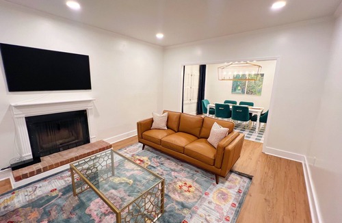 Summerville House | 4 Bedrooms 4 Bathrooms 2 Laundry Rooms - Brick Cottage