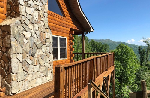 Waynesville Cabin | 4 BR 3 BA Luxury Log Super Views, Hot Tub, Easy Paved Access, WIFI, GameRoom