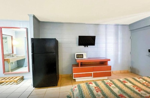 Albany Hotel | 4 Group-Friendly Rooms Near Parks, Trails & Popular Albany Attractions