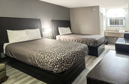 Guntersville Hotel | 4 Scenic Rooms w/2 Queens Perfect for Fishing & Boating at Guntersville Lake