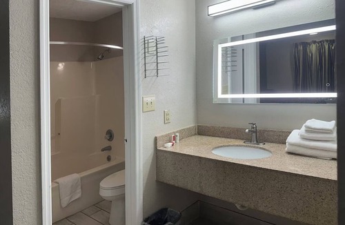 Guntersville Hotel | 4 Scenic Rooms w/2 Queens Perfect for Fishing & Boating at Guntersville Lake