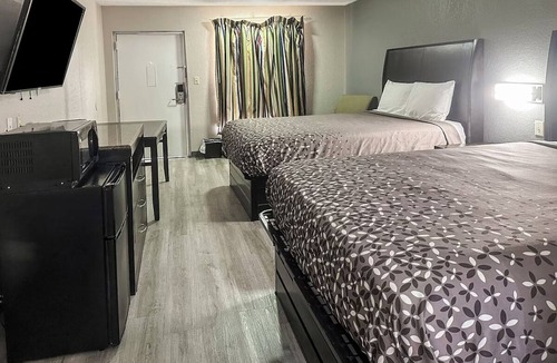 Guntersville Hotel | 4 Scenic Rooms w/2 Queens Perfect for Fishing & Boating at Guntersville Lake