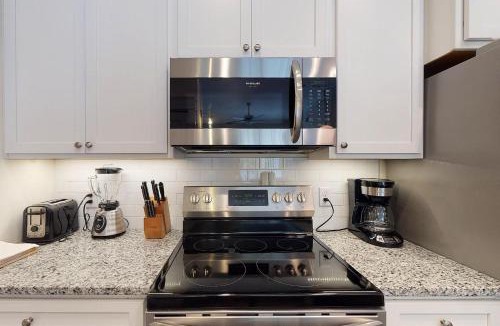 King City House | 400 Ocean King Poolside Suite