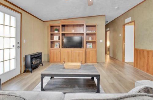 Gatlinburg House | 4BR Family Lodge in Gatlinburg with Hot Tub
