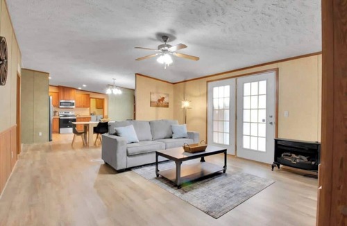 Gatlinburg House | 4BR Family Lodge in Gatlinburg with Hot Tub