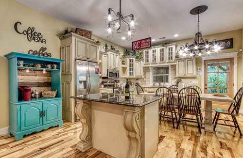Kodak House | 5 BDRM Cabin 15 miles from Dollywood! HUGE porch & games! 3 miles from Buc-ees!
