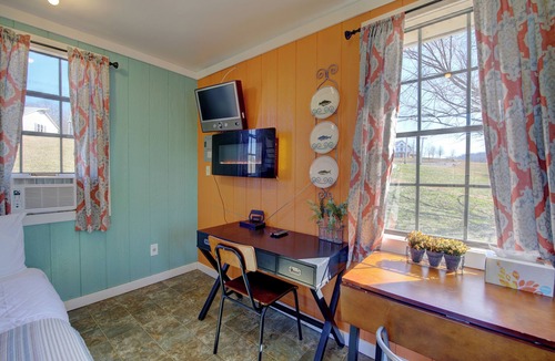 Jefferson City Cottage | 5 ★ FISH HOUSE Sleep on the Pond and see Scottish Highland cows while fishing