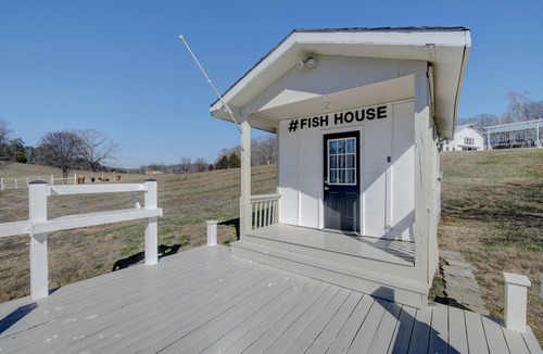 Jefferson City Cottage | 5 ★ FISH HOUSE Sleep on the Pond and see Scottish Highland cows while fishing