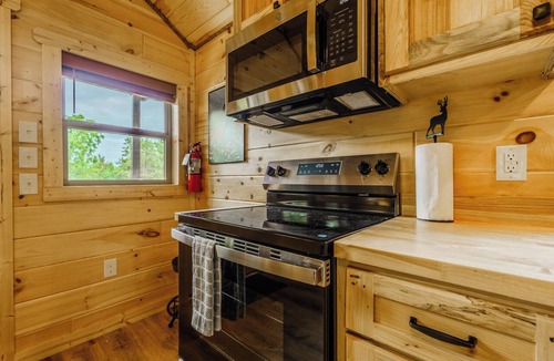 Kodak Cabin | 5 Minutes from Buc-ee's - Bonnie & Clyde Cabin
