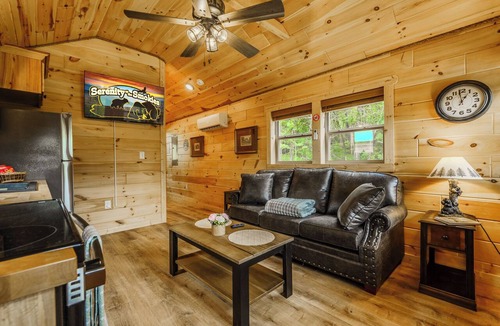 Kodak Cabin | 5 Minutes from Buc-ee's - Bonnie & Clyde Cabin