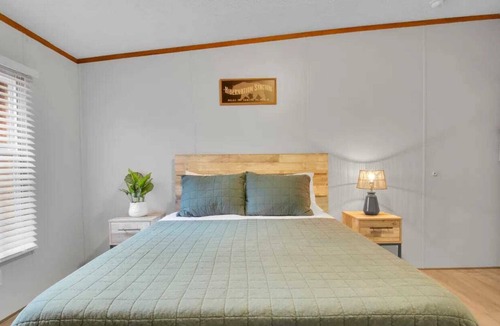 Gatlinburg House | 5BR Lodge in Gatlinburg with Hot Tub
