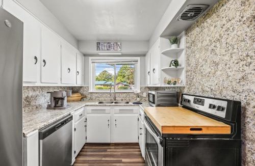 Brunswick House | 7 Mi to St Simons Island! Modern Group Getaway