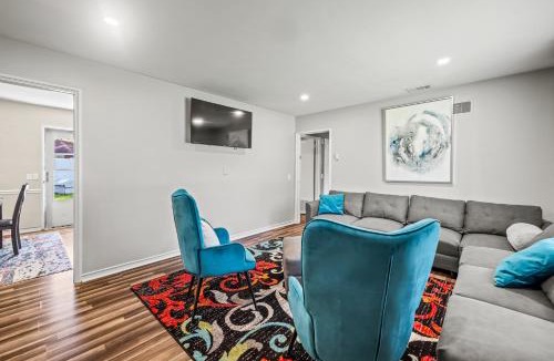 Brunswick House | 7 Mi to St Simons Island! Modern Group Getaway