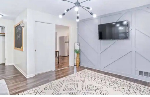 Forest Park House | 7 minutes to airport| Vibrant Modern Farmhouse| sleeps 5