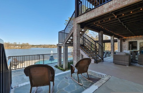 Macon House | 7BR Lakefront Haven Pool Hot Tub Gated 4acres