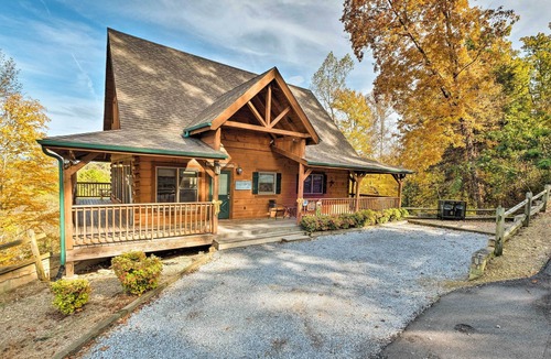 Sevierville Cabin | 8 Mi to Pigeon Forge: Mtn-View Cabin w/Game Room