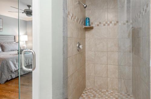 Asheville House | 8-minutes to Downtown Asheville! Private Pool and Hot Tub | 4 Bathrooms En-suite