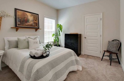 Madison House | A Home Away From Home (Sleeps up to 9 guest)
