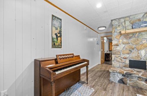 Newport Ski Chalet | A Serene Smoky Escape Hot Tub, Pigeon River, Fire Pit, Mountain Views