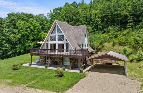 Newport Ski Chalet | A Serene Smoky Escape Hot Tub, Pigeon River, Fire Pit, Mountain Views