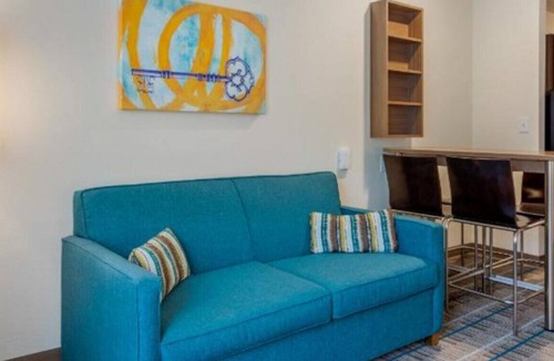 Newnan House | A Tranquil Haven for Couples close to Park!