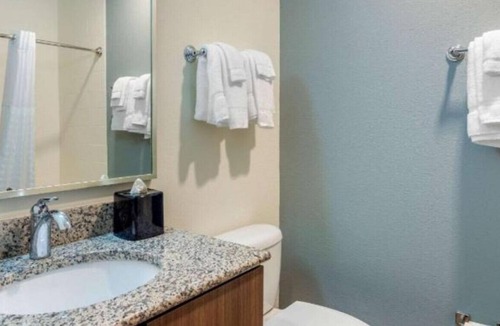 Newnan House | A Tranquil Haven for Couples close to Park!