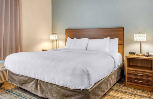 Newnan House | A Tranquil Haven for Couples close to Park!