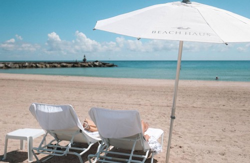 Bal Harbour Apartment | Accessible Studio with King Size Bed Kitchenette, Steps Away from Bal Harbour Beach
