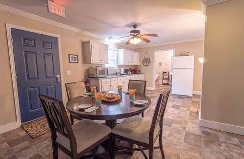 Mars Hill Cottage | ADA-Friendly Estate Cottage 2 King Beds Quiet Retreat