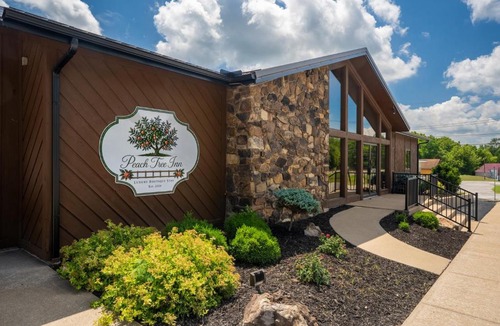 Cobden Hotel | ADA King Suite Accessible, Cobden
