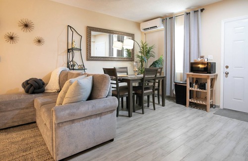 Springfield Apartment | Adorable 1-bedroom apartment within 5 minute walk to UF Healthand Proton
