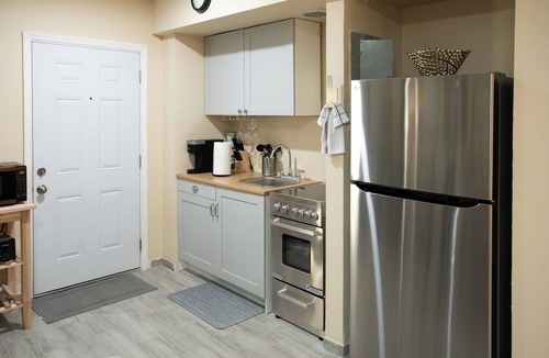 Springfield Apartment | Adorable 1-bedroom apartment within 5 minute walk to UF Healthand Proton