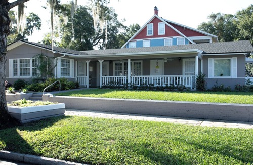 Springfield Apartment | Adorable 1-bedroom apartment within 5 minute walk to UF Healthand Proton