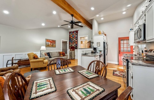 Mentone Cottage | Adorable Cottage with Fire Pit, Yard and Jacuzzi in Mentone, Alabama