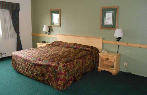Enumclaw House | Affordability Meets Comfort at GuestHouse Enumclaw! Free Onsite Parking