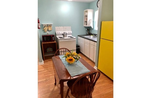 Bay St Louis Cottage | Affordable Month to Month Stay, Beaches, Casino, Tiny house,