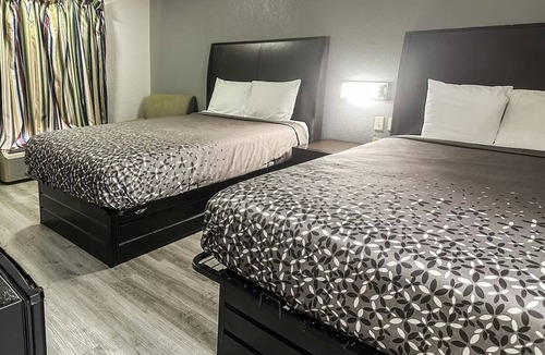 Guntersville Hotel | Affordable Retreat Near Lake Guntersville State Park for Hiking - 4 Units!