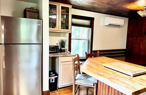 Alexander House | Alexander Haus Main @Camp Driftwood-Stay on River!