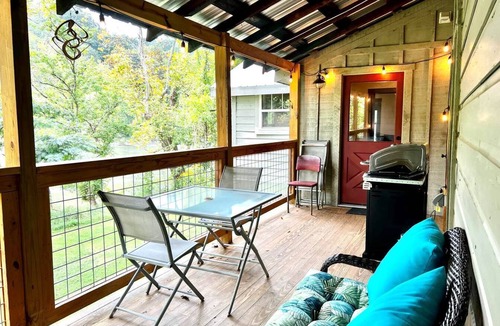 Alexander House | Alexander Haus Main @Camp Driftwood-Stay on River!