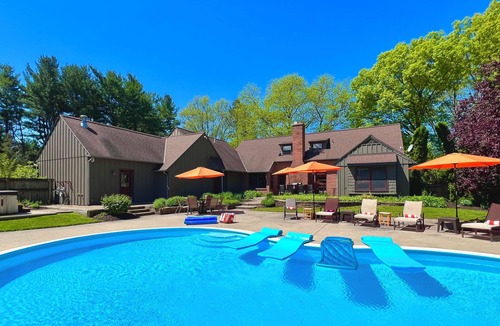 Fennville House | ALLEGAN ACRES 3Acres,Pool,HotTub,6Bdrm,3Bath,2Fireplaces,FirePit,PingPong,Events