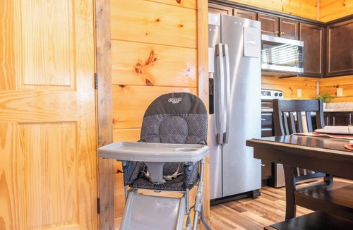 Sevierville Cabin | *Amazing 3BD Pool Cabin | Hot Tub + Games*