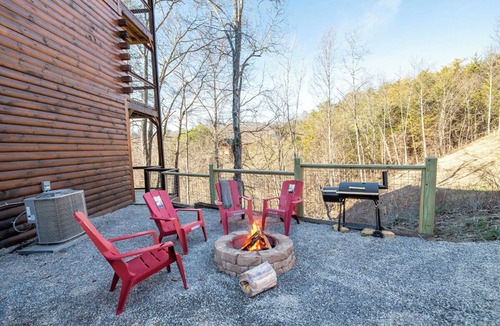 Sevierville Cabin | *Amazing 3BD Pool Cabin | Hot Tub + Games*
