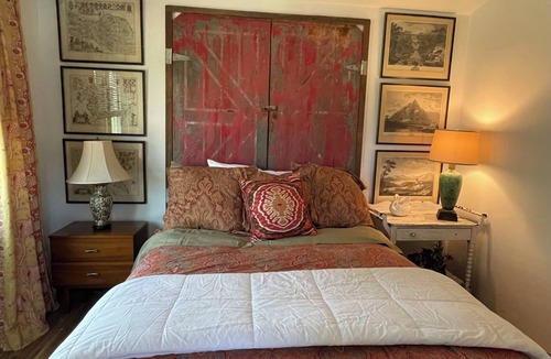 South Carolina Lakes & Blackwater Rivers Cabin | Amazing Barn Lodge on 100 ac Farm, minutes into fun Aiken. Dog & Horse friendly!