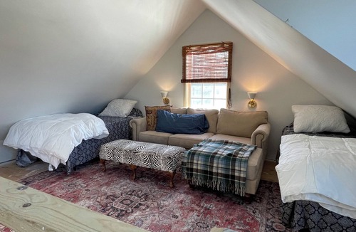South Carolina Lakes & Blackwater Rivers Cabin | Amazing Barn Lodge on 100 ac Farm, minutes into fun Aiken. Dog & Horse friendly!