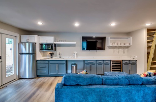 Eagan Park House | Amazing, remodeled, charming getaway w/swimming pool, close to fun and dining!