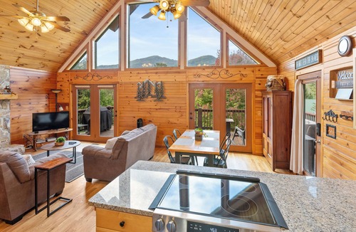 Maggie Valley Cabin | Amazing Views, Ctr of Maggie! Hot Tub, Mins to Golf, Hiking, Casino, Asheville!